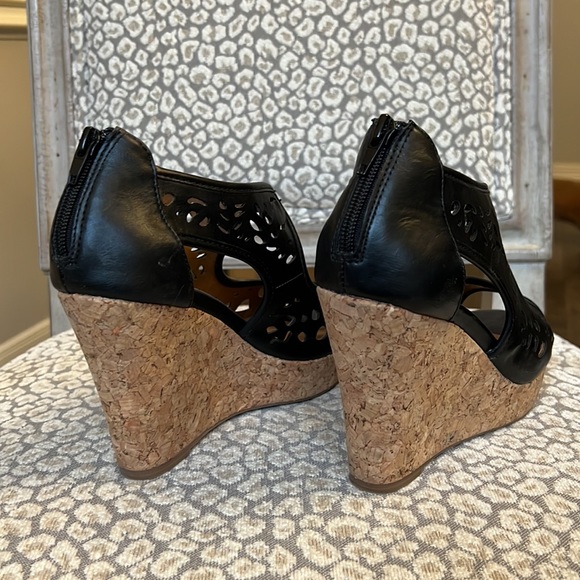 Beautiful Laser Cut Outs Wedges - Picture 2 of 4